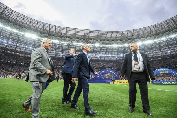 而通过围着 而通过围着